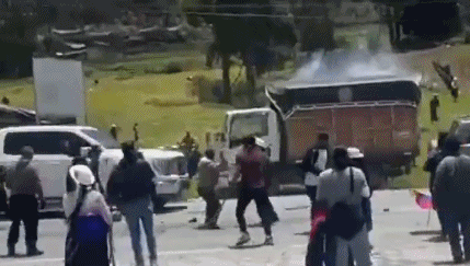 股融通 厄瓜多尔总统专车遭500人围攻, 人群向车辆投掷石块, 已有 5人被捕